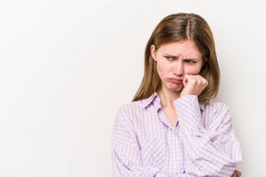 Beyaz arka planda izole edilmiş genç bir Rus kadın üzgün ve düşünceli, kopyalama alanına bakıyor..