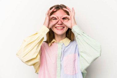 Beyaz arka planda izole edilmiş genç bir Rus kadın. Gözlerinde işaret var.