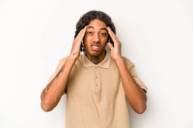 Beyaz arka planda izole edilmiş genç Afrikalı Amerikalı adam tapınaklara dokunuyor ve baş ağrısı çekiyor..