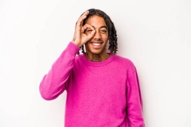 Genç Afro-Amerikalı adam beyaz arka planda izole edilmiş. Heyecanlı..