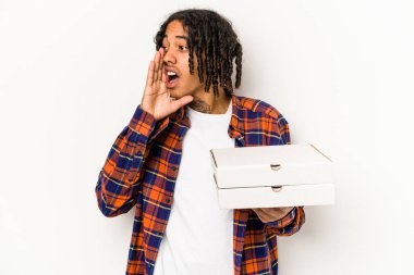 Mavi arka planda izole edilmiş pizzalar tutan genç Afrikalı Amerikalı adam bağırıyor ve avuç içini açık tutuyor..