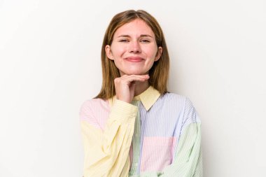 Beyaz arka planda izole edilmiş genç bir Rus kadın mutlu ve kendinden emin gülümsüyor, elleriyle çenesine dokunuyor..