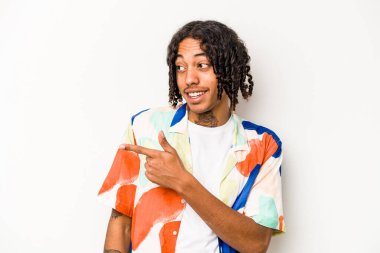 Beyaz arka planda izole edilmiş genç Afrikalı Amerikalı. Gülümsüyor, neşeli ve keyifli..