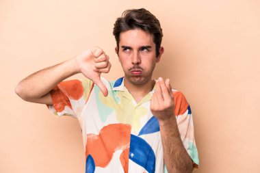 Beyazlı genç bir adam bej arka planda izole edilmiş..