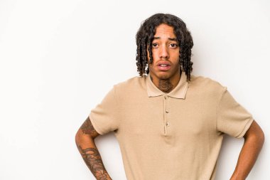 Genç Afro-Amerikalı bir adam beyaz arka planda izole edilmiş, gördüğü bir şey yüzünden şoka uğruyor..