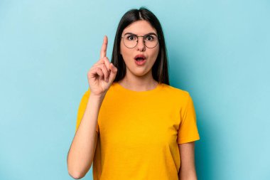 Kafkasyalı genç bir kadın mavi arka planda izole edilmiş. Bir fikri var, ilham verici bir kavram..