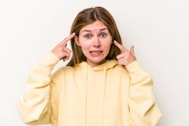 Beyaz arka planda izole edilmiş genç bir Rus kadın işaret parmağıyla hayal kırıklığı gösteriyor..