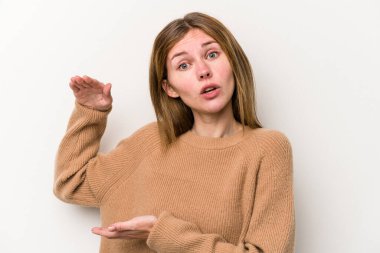 Beyaz arka planda izole edilmiş genç Rus kadın iki eliyle bir şey tutuyor, ürün sunumu..