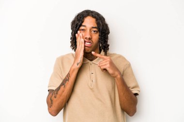 Beyaz arka planda izole edilmiş genç Afrikalı Amerikalı adam güçlü bir diş ağrısı, azıdişi ağrısı var..