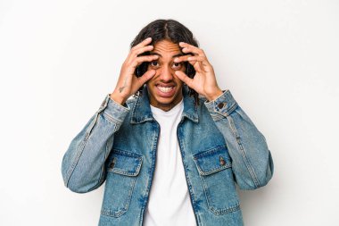 Beyaz arka planda izole edilmiş genç Afro-Amerikan bir başarı fırsatı bulmak için gözlerini açık tutuyor..