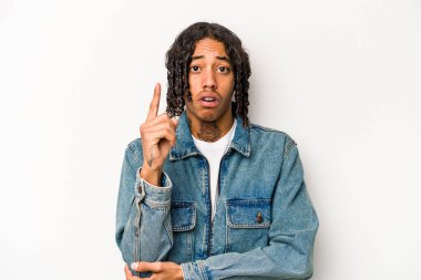 Genç Afrikalı Amerikalı bir adam beyaz arka planda izole edilmiş. Harika bir fikri var, yaratıcılık kavramı..