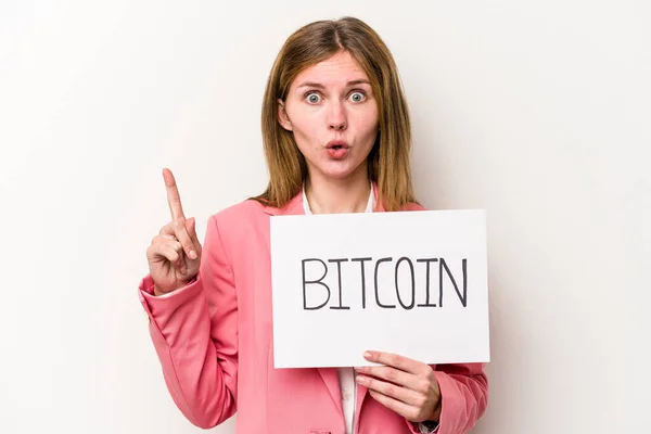 Jeune Femme Affaires Anglaise Tenant Une Plaque Bitcoin Isolé Sur — Photo