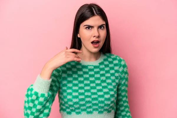 Junge Kaukasische Frau Isoliert Auf Rosa Hintergrund Über Etwas Lachen — Stockfoto