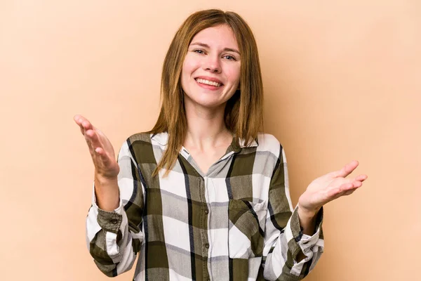 Ung Engelsk Kvinna Isolerad Beige Bakgrund Visar Ett Välkommet Uttryck — Stockfoto