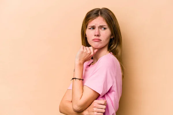 Jong Engels Vrouw Geïsoleerd Beige Achtergrond Verward Voelt Twijfelachtig Onzeker — Stockfoto