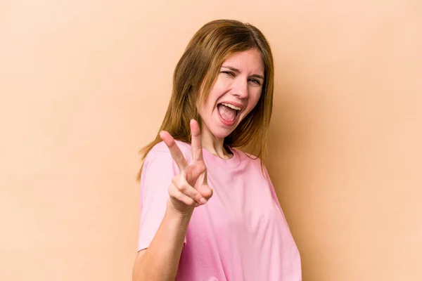 Mladá Anglická Žena Izolované Béžovém Pozadí Ukazující Číslo Dvě Prsty — Stock fotografie