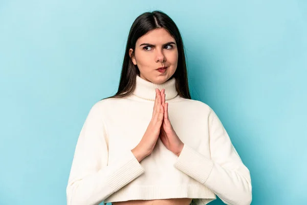 Mulher Caucasiana Jovem Isolado Fundo Azul Orando Mostrando Devoção Pessoa — Fotografia de Stock