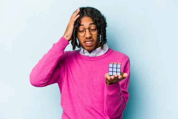 Mladá Afroameričanka Držící Kostku Rubiks Izolovanou Modrém Pozadí Byla Šokována — Stock fotografie