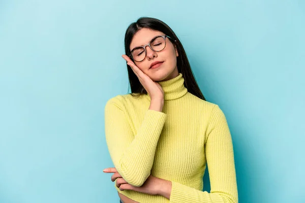 Giovane Donna Caucasica Isolata Sfondo Blu Che Annoia Stanca Bisogno — Foto Stock