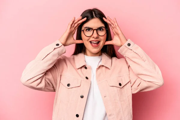 Junge Kaukasische Frau Isoliert Auf Rosa Hintergrund Erhalten Eine Angenehme — Stockfoto