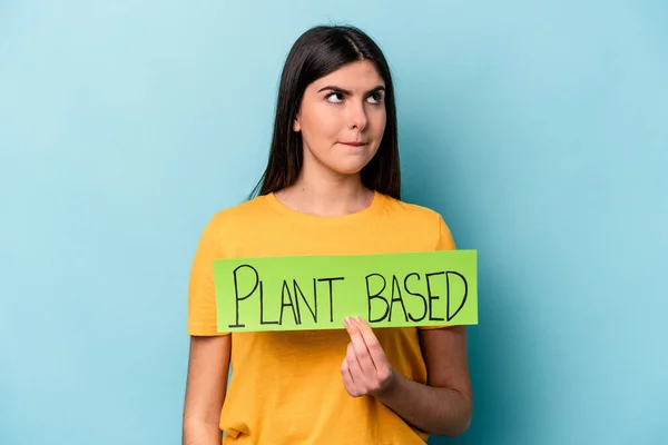 Mulher Caucasiana Jovem Segurando Placard Baseado Plantas Isolado Fundo Azul — Fotografia de Stock