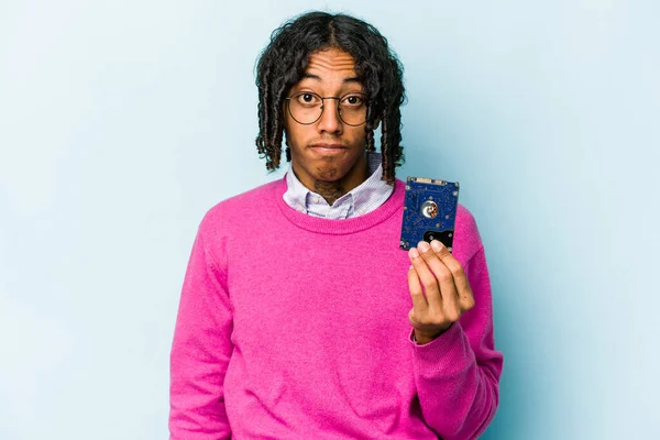 Mladý Africký Americký Informatik Izolovaný Modrém Pozadí Pokrčí Rameny Otevřené — Stock fotografie