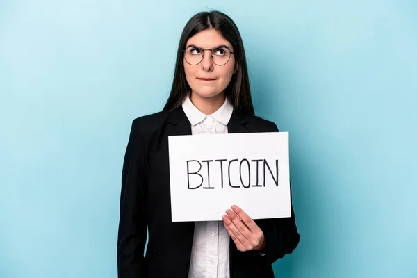 Jeune Femme Affaires Caucasienne Tenant Une Plaque Bitcoin Isolé Sur — Photo