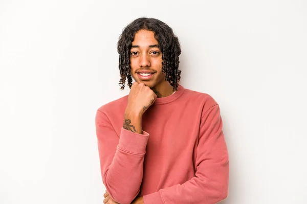 Joven Afroamericano Aislado Sobre Fondo Blanco Sonriendo Feliz Confiado Tocando — Foto de Stock