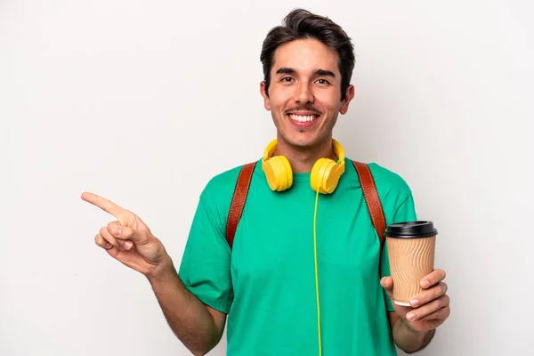 Joven Estudiante Caucásico Tomando Café Aislado Sobre Fondo Blanco Sonriendo —  Fotos de Stock