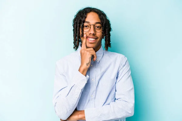 Jovem Afro Americano Isolado Fundo Azul Sorrindo Feliz Confiante Tocando — Fotografia de Stock