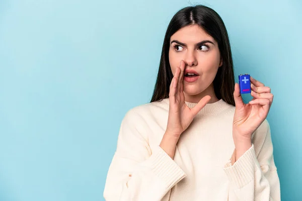 Jeune Femme Caucasienne Tenant Une Batterie Isolée Sur Fond Bleu — Photo