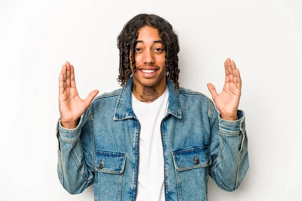 Genç Afrikalı Amerikalı bir adam beyaz arka planda neşeli bir şekilde gülüyor. Mutluluk kavramı.