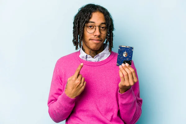 Jovem Afro Americano Informático Homem Isolado Fundo Azul Apontando Com — Fotografia de Stock