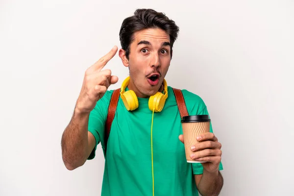 Junge Kaukasische Student Mann Kaffee Trinken Isoliert Auf Weißem Hintergrund — Stockfoto