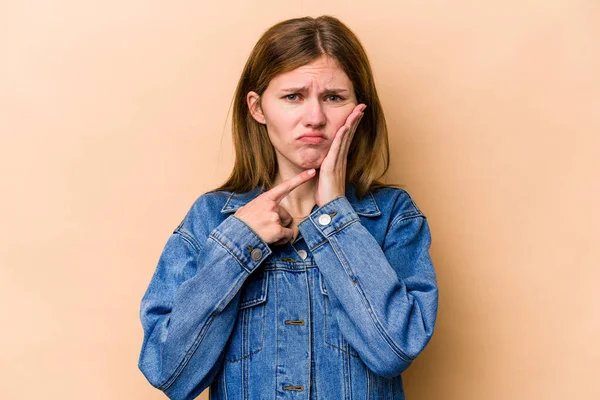若い英語の女性は 強い歯の痛みを持つベージュの背景に隔離 臼歯痛 — ストック写真