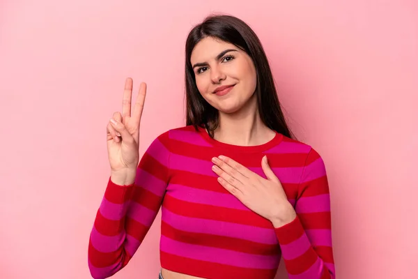 Mulher Caucasiana Jovem Isolado Fundo Rosa Fazendo Juramento Colocando Mão — Fotografia de Stock