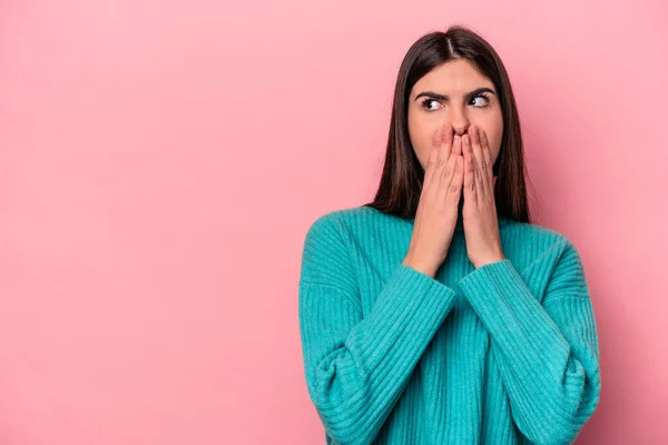 Mujer Joven Caucásica Aislada Sobre Fondo Rosa Reflexivo Mirando Espacio — Foto de Stock