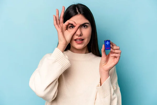 Jeune Femme Caucasienne Tenant Une Batterie Isolée Sur Fond Bleu — Photo