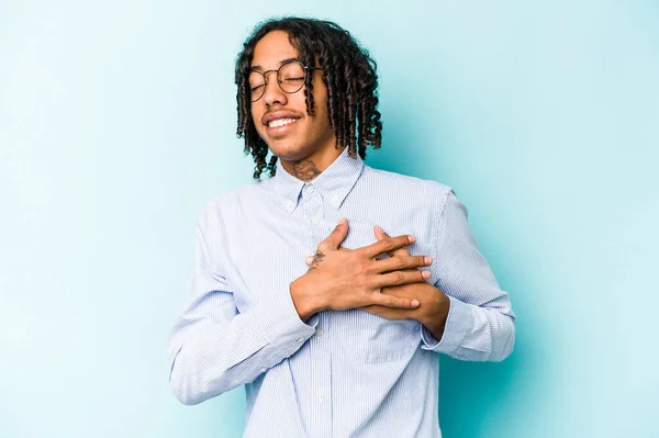 Junger Afrikanisch Amerikanischer Mann Isoliert Auf Blauem Hintergrund Lachend Die — Stockfoto