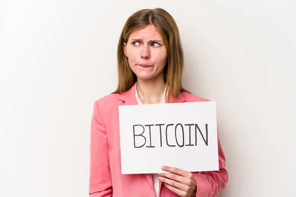 Jeune Femme Affaires Anglaise Tenant Une Plaque Bitcoin Isolé Sur — Photo