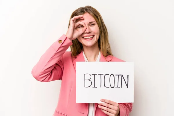Jeune Femme Affaires Anglaise Tenant Une Plaque Bitcoin Isolé Sur — Photo