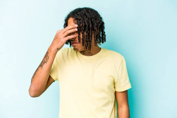 Junger Afrikanisch Amerikanischer Mann Isoliert Auf Blauem Hintergrund Mit Kopfschmerzen — Stockfoto