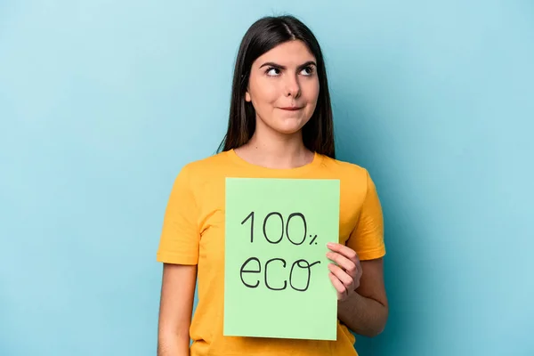 Ung Kaukasisk Kvinna Som Håller 100 Eco Plakat Isolerad Blå — Stockfoto