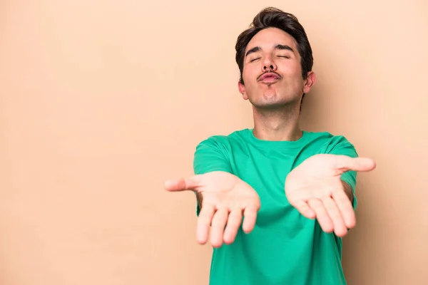 Joven Caucásico Hombre Aislado Beige Fondo Plegable Labios Celebración Palmas — Foto de Stock