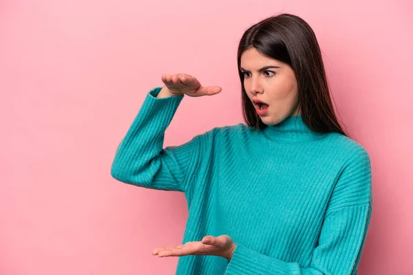 Young Caucasian Woman Isolated Pink Background Shocked Amazed Holding Copy — Stock Photo, Image