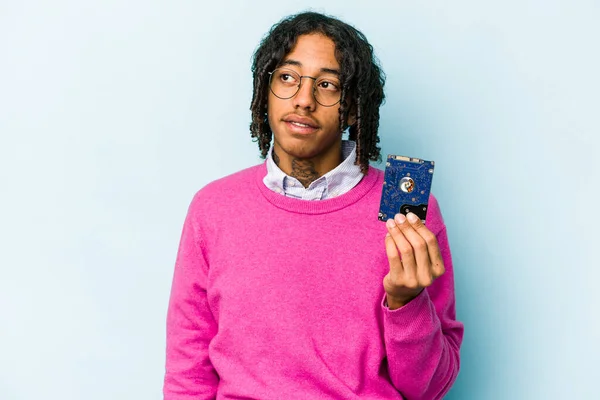 Jovem Afro Americano Informático Homem Isolado Fundo Azul Sonhando Alcançar — Fotografia de Stock