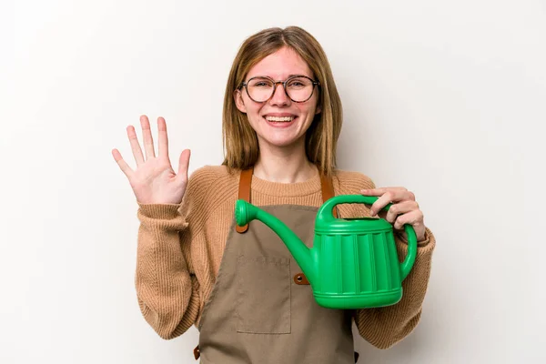 Ung Trädgårdsmästare Kvinna Håller Sprinkler Isolerad Vit Bakgrund Ler Glad — Stockfoto