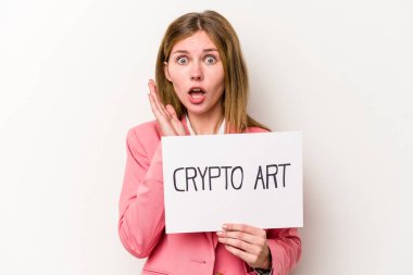 Beyaz arka planda izole edilmiş şifreli bir para levhası tutan genç İngiliz iş kadını şaşırdı ve şok oldu..