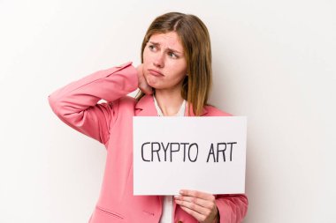 Genç İngiliz iş kadını elinde şifreli bir para levhası tutuyor. Beyaz arka planda izole edilmiş. Başının arkasına dokunuyor, düşünüyor ve bir seçim yapıyor..