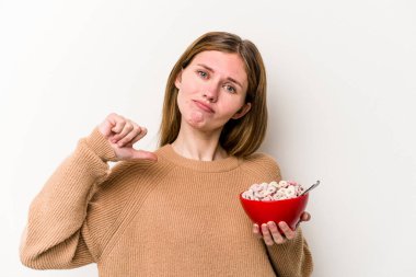 Beyaz arka planda izole edilmiş mısır gevreği yiyen genç İngiliz kadın gururlu ve kendinden emin hissediyor, örnek olarak.